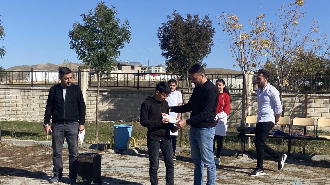 İlçemizde düzenlenen şiir yarışmasında dereceye giren Mehmet Kantaş ve okulumuzda LGS deneme sınavında 1. olan Medine Tari'ye ödülleri idaremiz tarafından verildi.